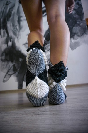 Фото. Носочки из квадратов - популярная и удобная модель. Автор работы - aloxa