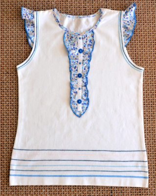 Фото. Простенький летний топ из кулирки для девочки - украшен крылышками и жабо. Автор работы - masmar