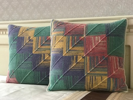 Вязание крючком подушки на диван - 65 фото