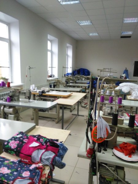 Расстановка в швейном цехе. Фабрика по пошиву спецодежды. Швейный цех спецодежды. Швейный цех спецодежда. Швейный цех.