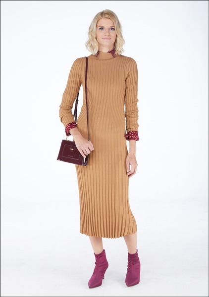 Комплект №3 . Платье – H&M. Блуза – Bershka. Ботильоны – Zara. Cумка – Lindex