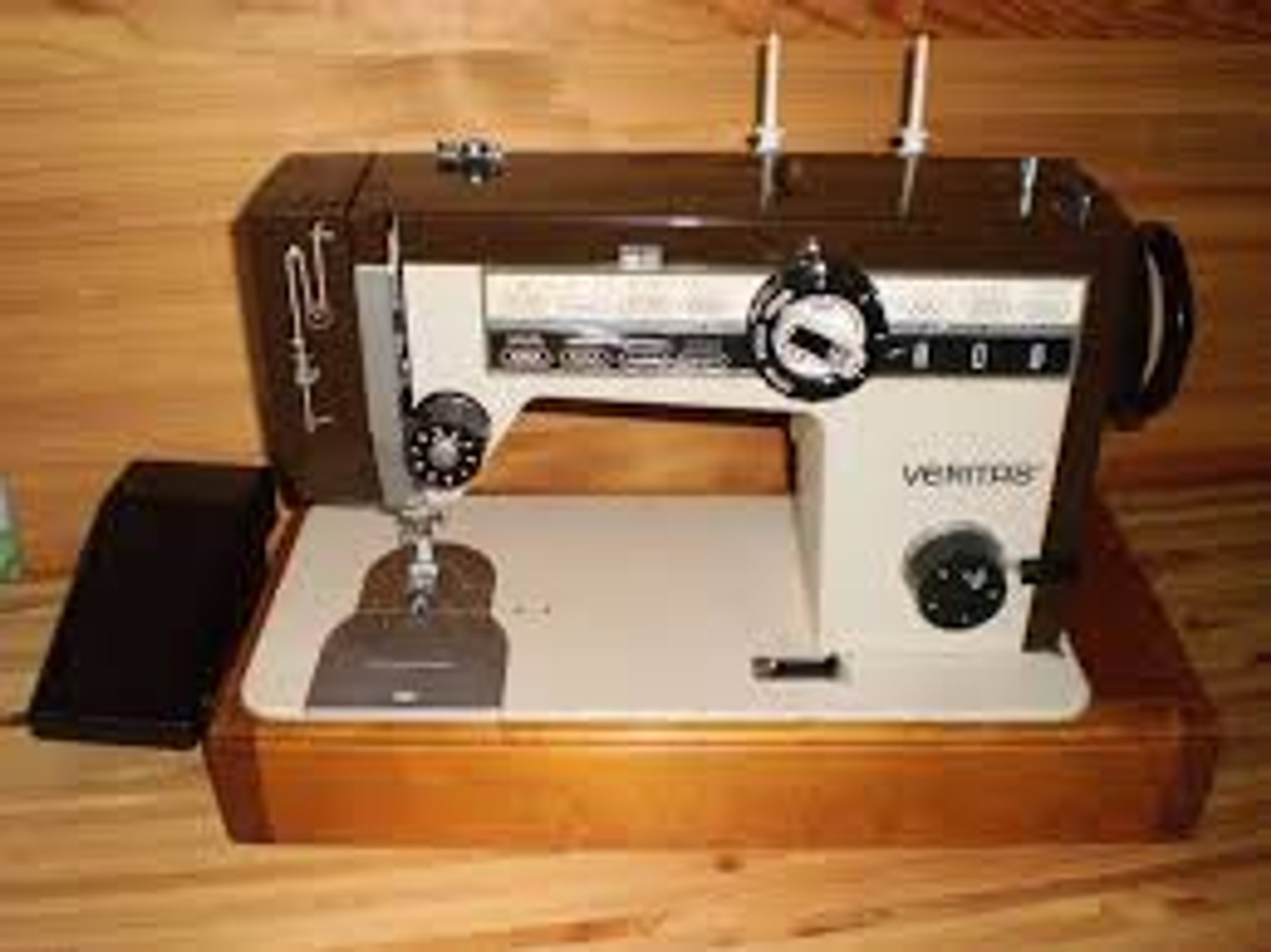 Veritas est. Веритас швейная машина 8014/43. Швейная машинка veritas 8014/43. Швейная машина Веритас ножная 8014. Швейная машинка Веритас8014.49.