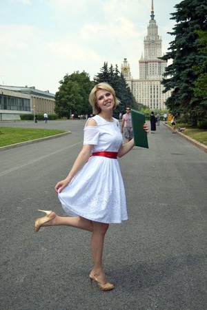 Фото. Выпускное платье дочери. Фото на фоне Альма-матер, МГУ.