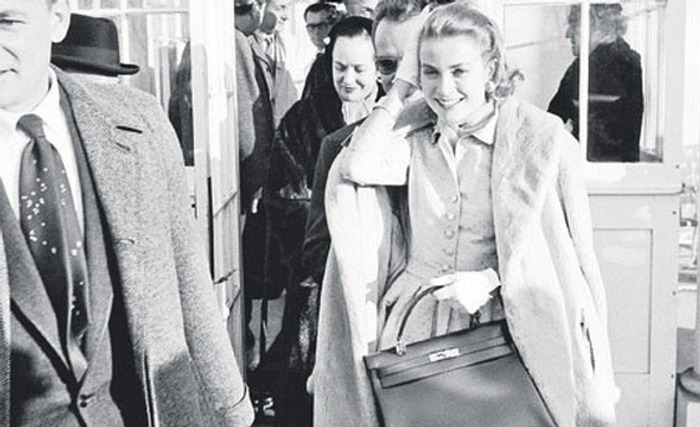 Фото. Знаменитая Грейс Келли со своей знаменитой сумочкой.