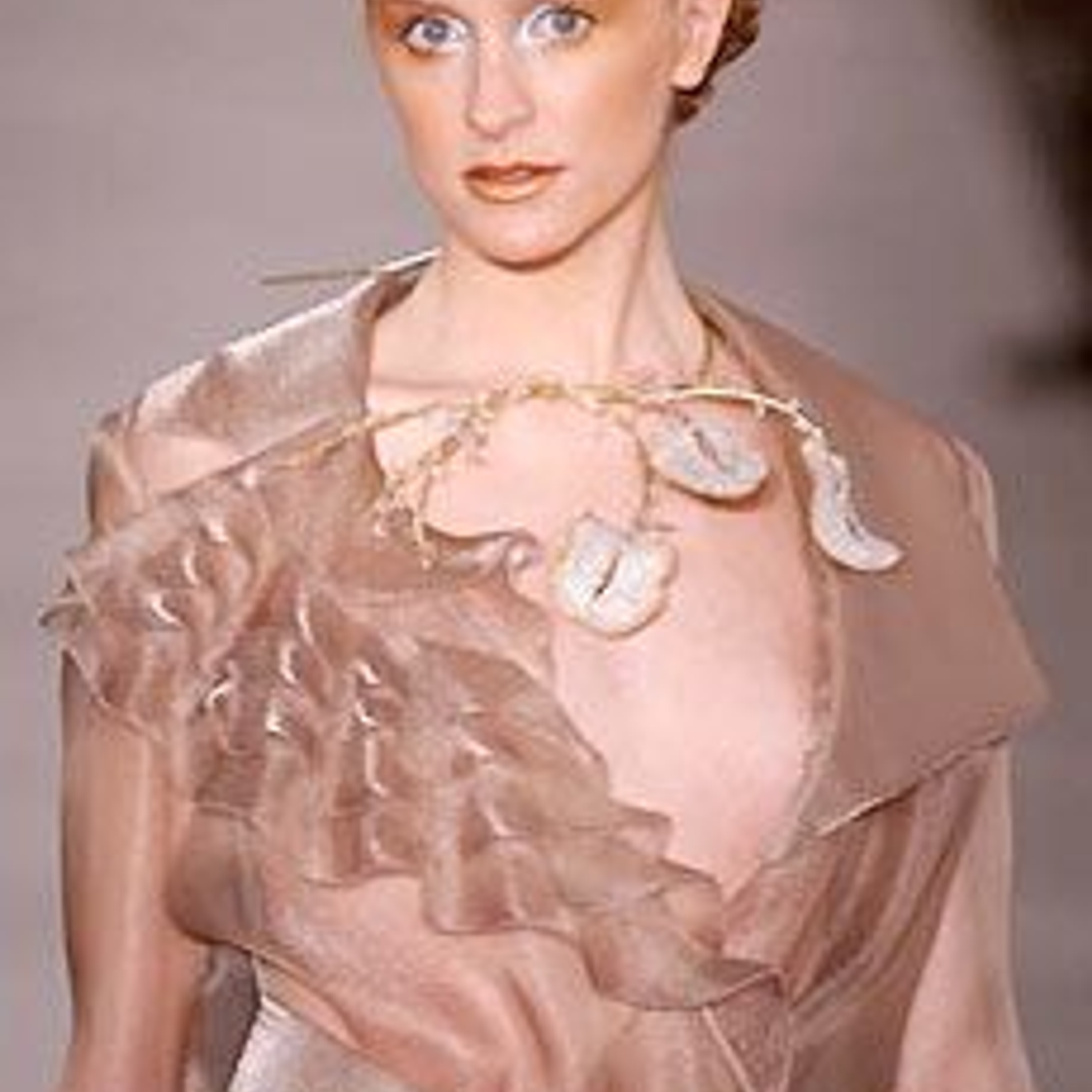 Модель из коллекции Ханае Мори весна-лето 2002