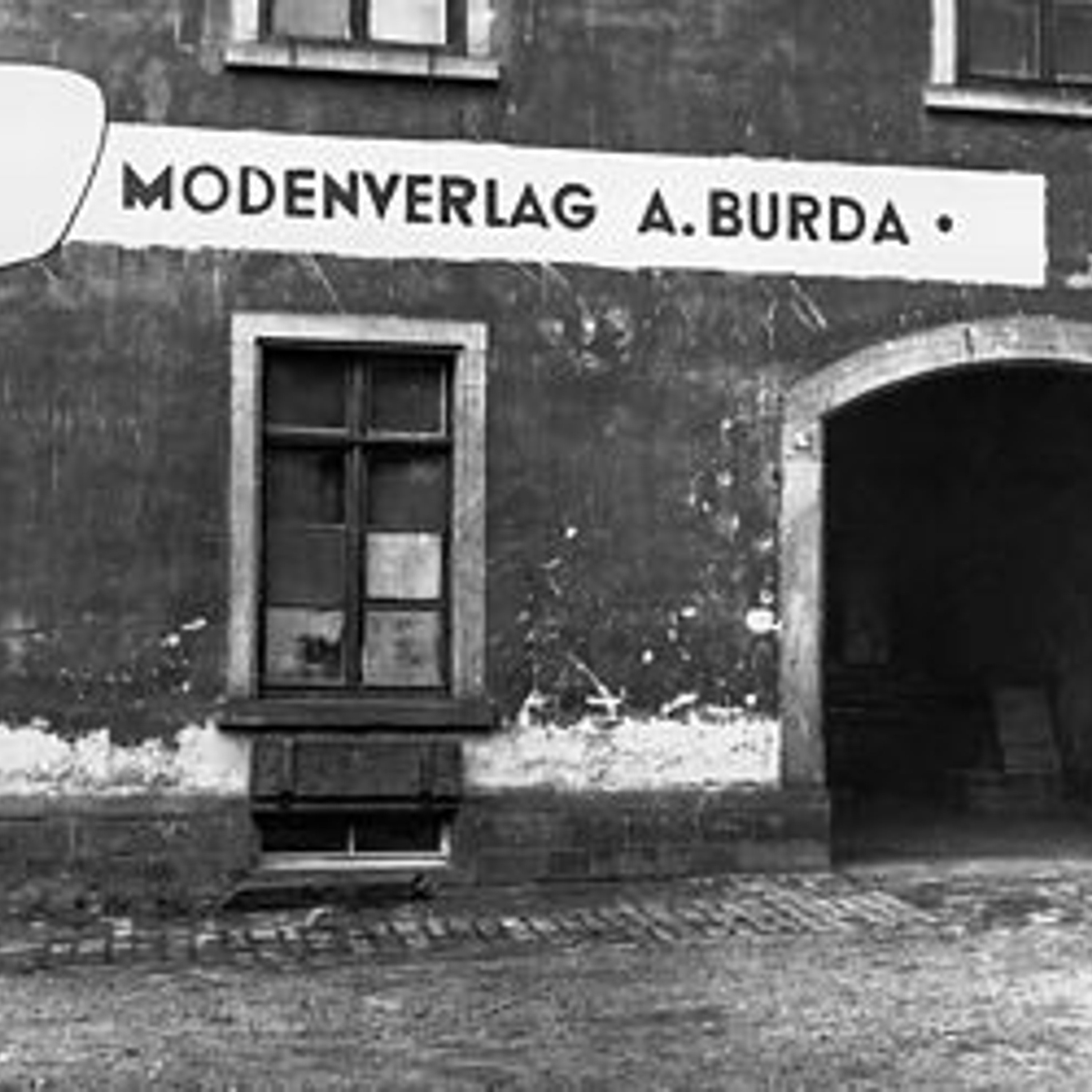 Здесь началась история журнала Burda. Надпись на немецком гласит: "Издательство мод АБурда".