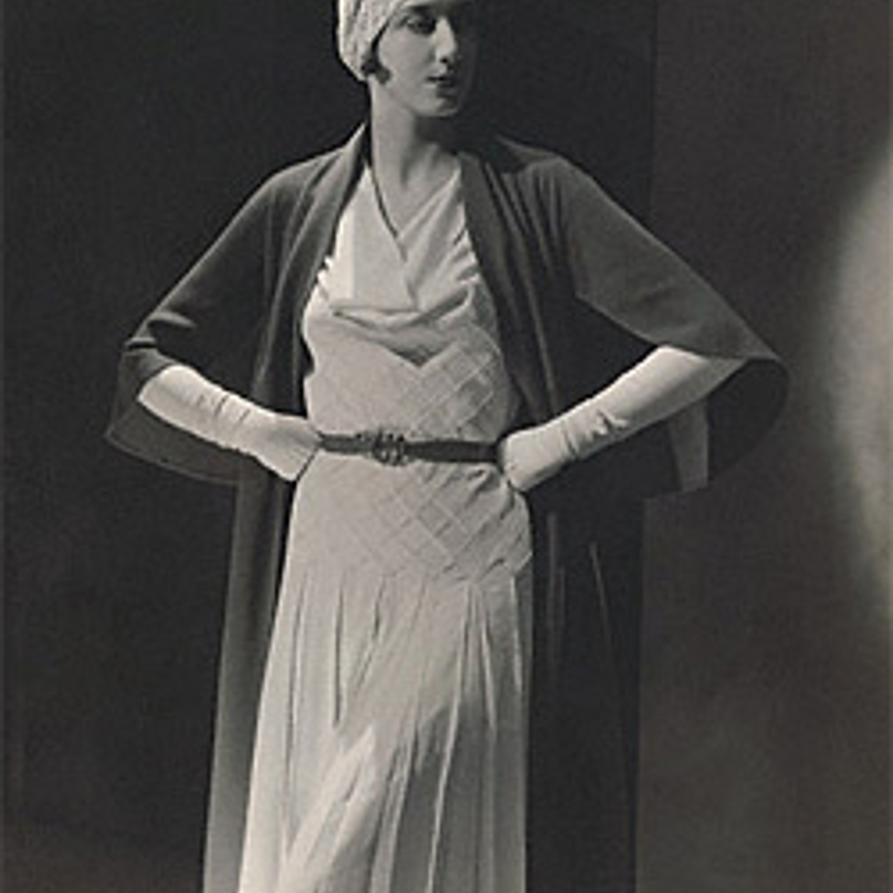 Фото 5. Модель № 6256, 1931 г. Креповое платье со сложнейшим в изготовлении лифом, сплетенным из полосок ткани, дополнено накидкой с пелериноподобными рукавами.