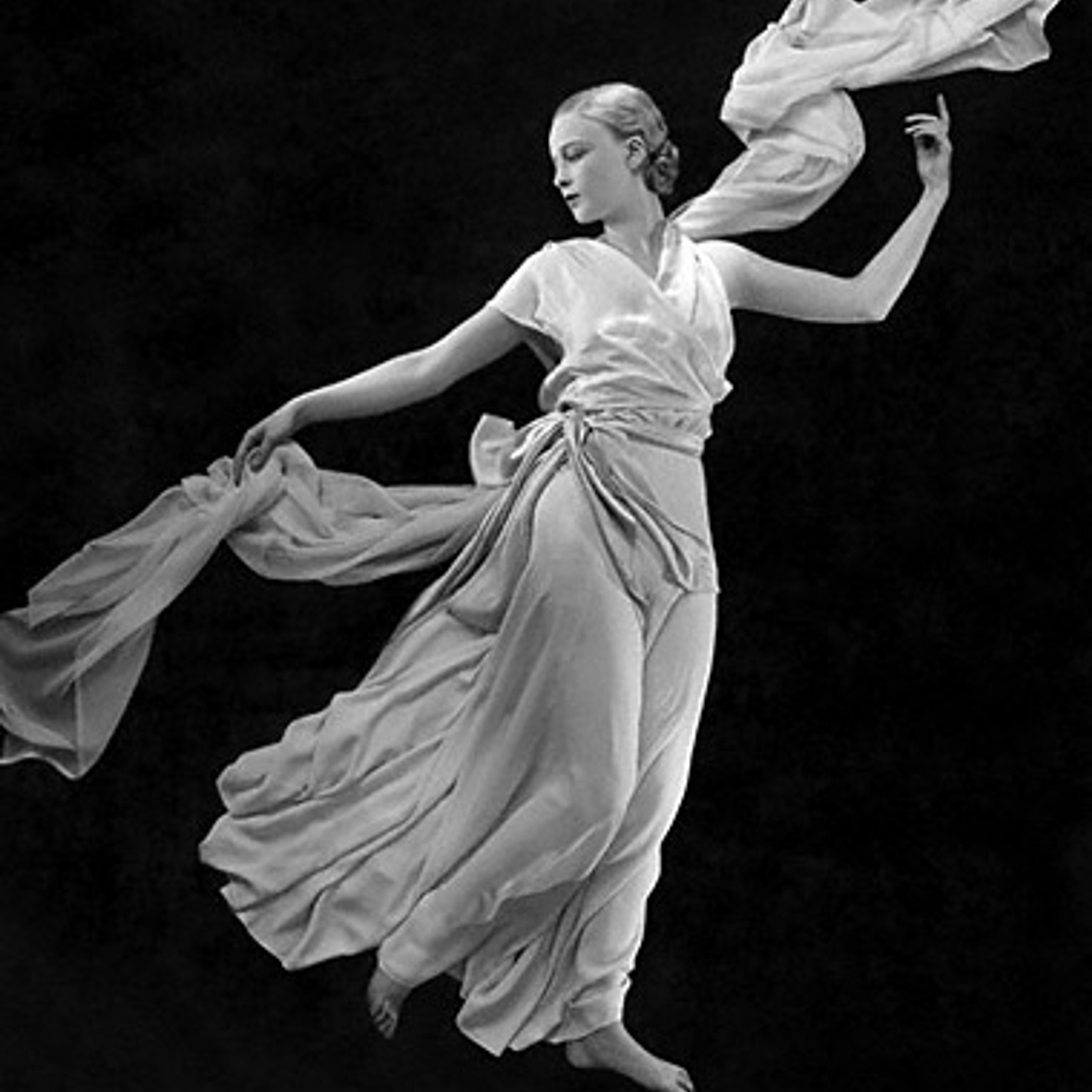 Фото 9. Платье Барельеф. Манекенщица имитируют статую античной нимфы в Лувре. 1931 г.
