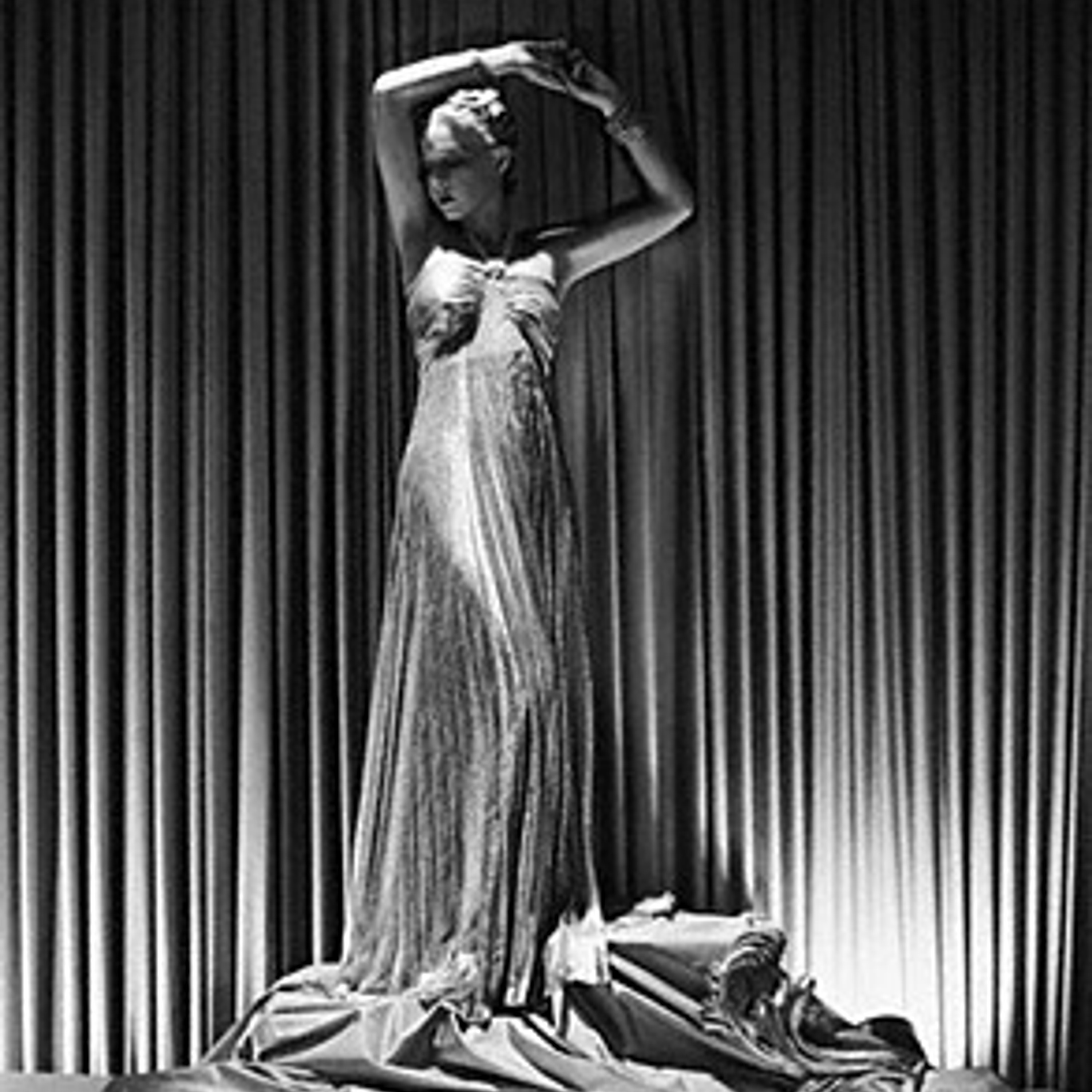 Фото 10. Плессированное платье из полупрозрачного ламе с шнуром из стразов, завязанным узлом у шеи. 1937 г.