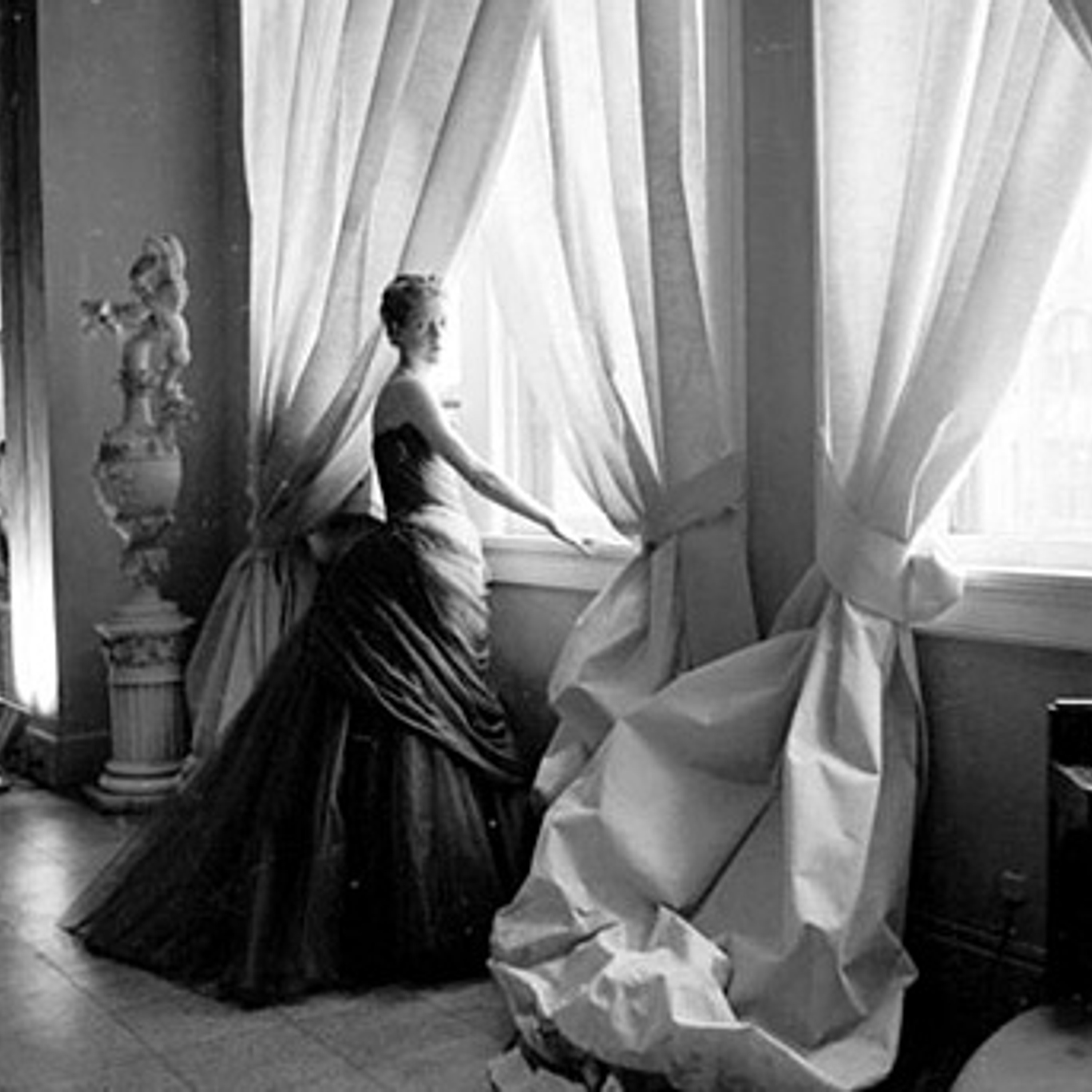 Фото. Архитектура в моде. Платье из коллекции Чарльза Джеймса. Фото 1950-х г.