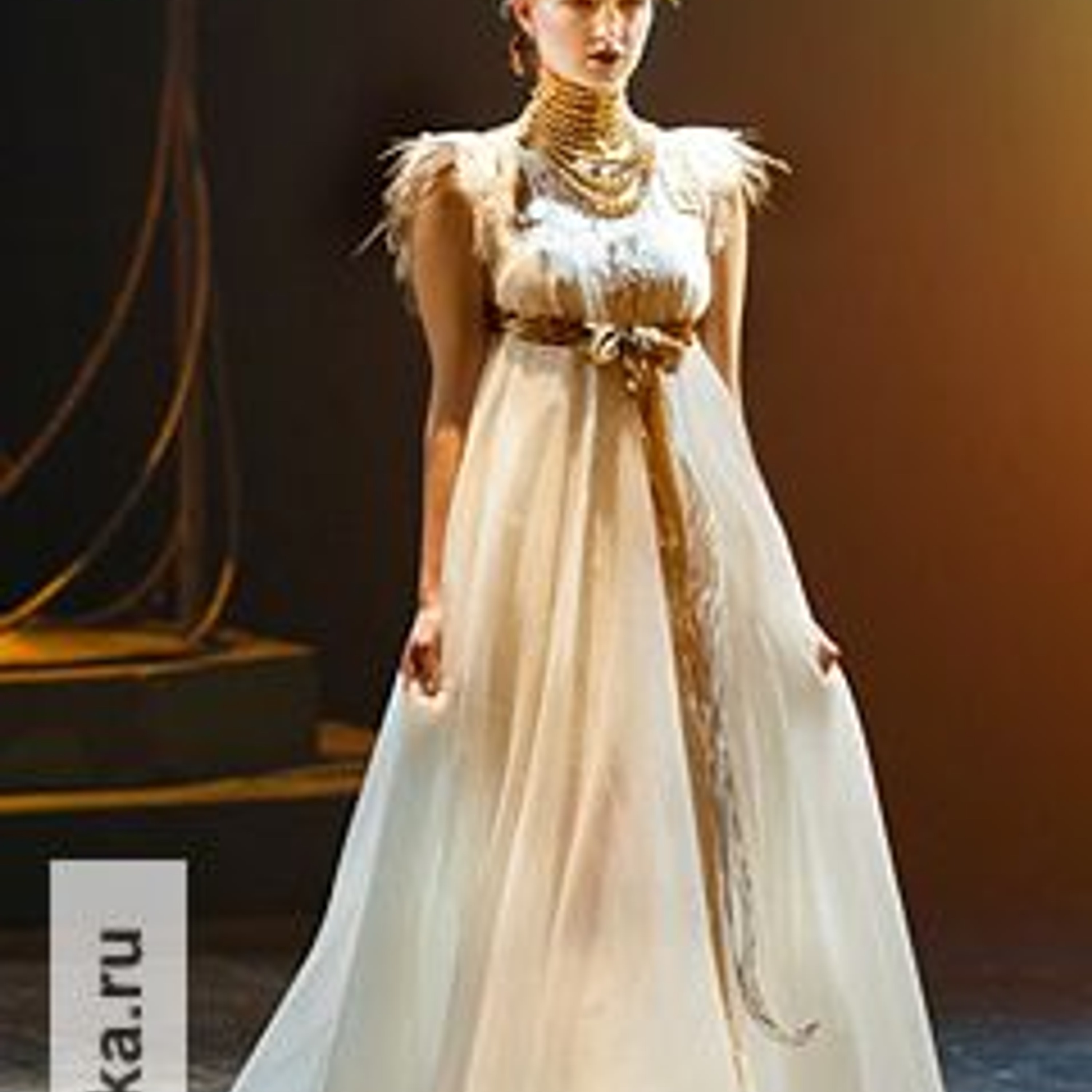 Модель из коллекции Стаса Лопаткина, показ на Неделе моды "Дефиле на Неве".