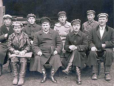 Фото. 1921г. Члены Комиссии по продразверстке в верхней одежде, реквизированной у "буржуев".