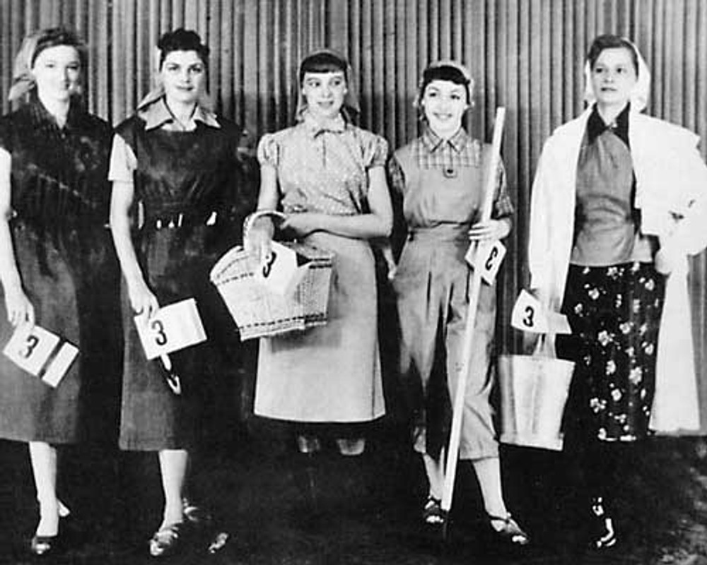 Фото. Советские модели в рабочей одежде для уборщиц и доярок, показанной на международной выставке моды в Будапеште в 1955г.