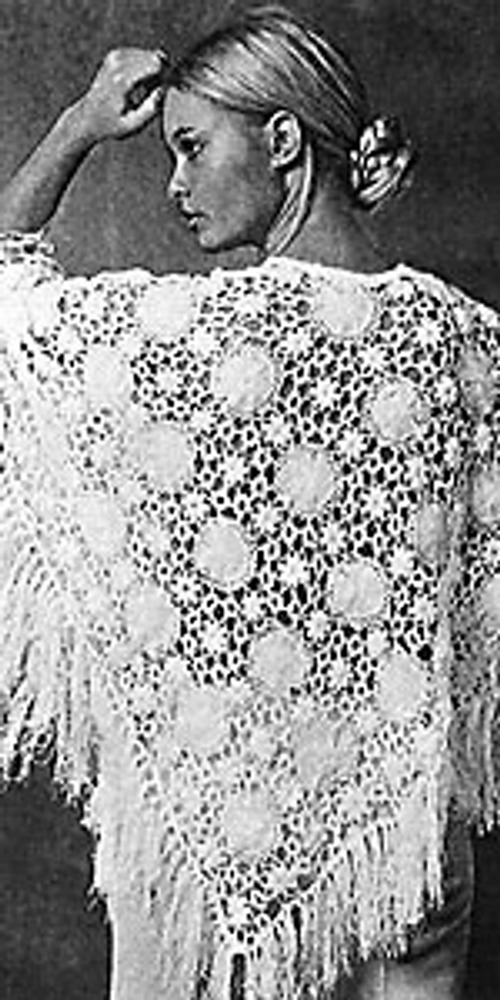 Фото. Манекенщица Таллинского дома моделей в вязаной крючком шали с кистями. Фотография из журнала «Силуэт», 1971 г.