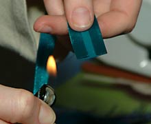 23. Особливий шарм виробів в китайському стилі надає окантовка. У готової косою бейки оплавляем зрізи.