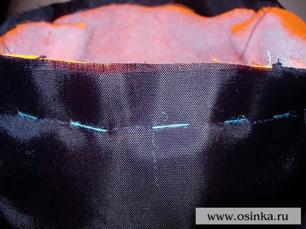 33. Подкладку натянуть на сумку из оранжевой ткани лицевой стороной к лицевой стороне и стачать верхние срезы.