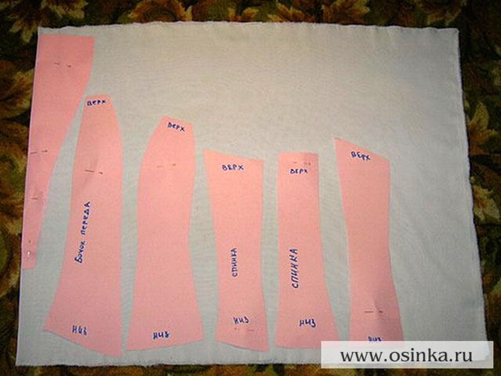 02. Детали выкройки раскладываем на ткани. Корсеты бывают разной формы, длины, поэтому выкройки бывают разнообразными.