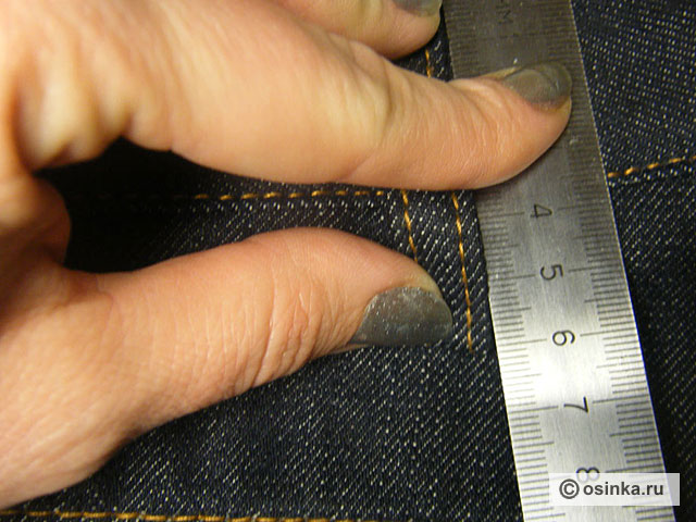 12. Джинсовый ремень обычно изготовлен из очень толстой кожи, его толщина 4-5 мм, это надо учитывать, пришивая шлёвки. Для этого свободный край шлёвки сдвигаем вверх на 5 мм, (длина шлёвки 6,5см, расстояние от верхнего края пояса будет 6см).