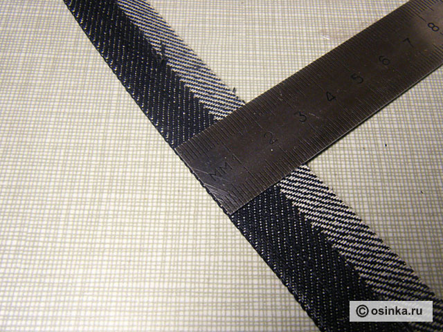 04. Заутюживаем один край полосы на 1.3 см