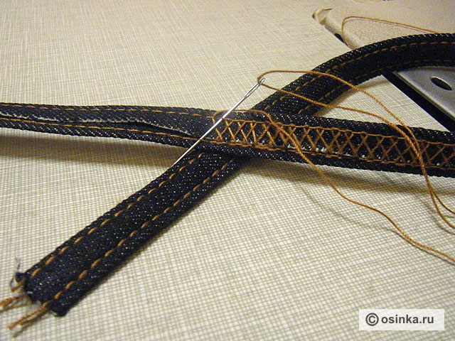 08. Для этого между строчками с изнаночной строны делаем ручной шов "козлик"