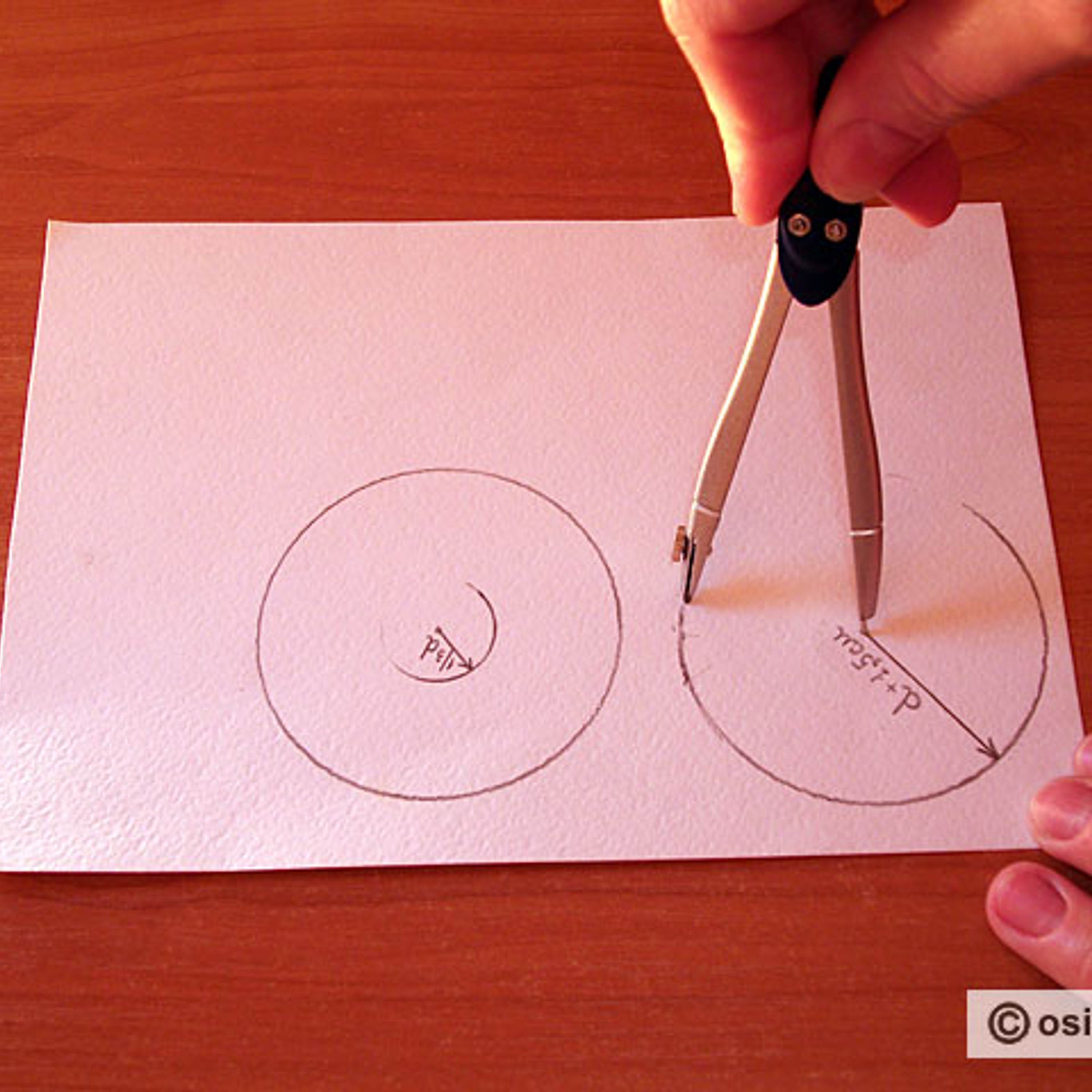 Вырезать из картона 2 круга диаметром (d) задуманного вами размера изделия, плюс 1,5 см. У каждого круга вырезать центр d=1\3d круга.