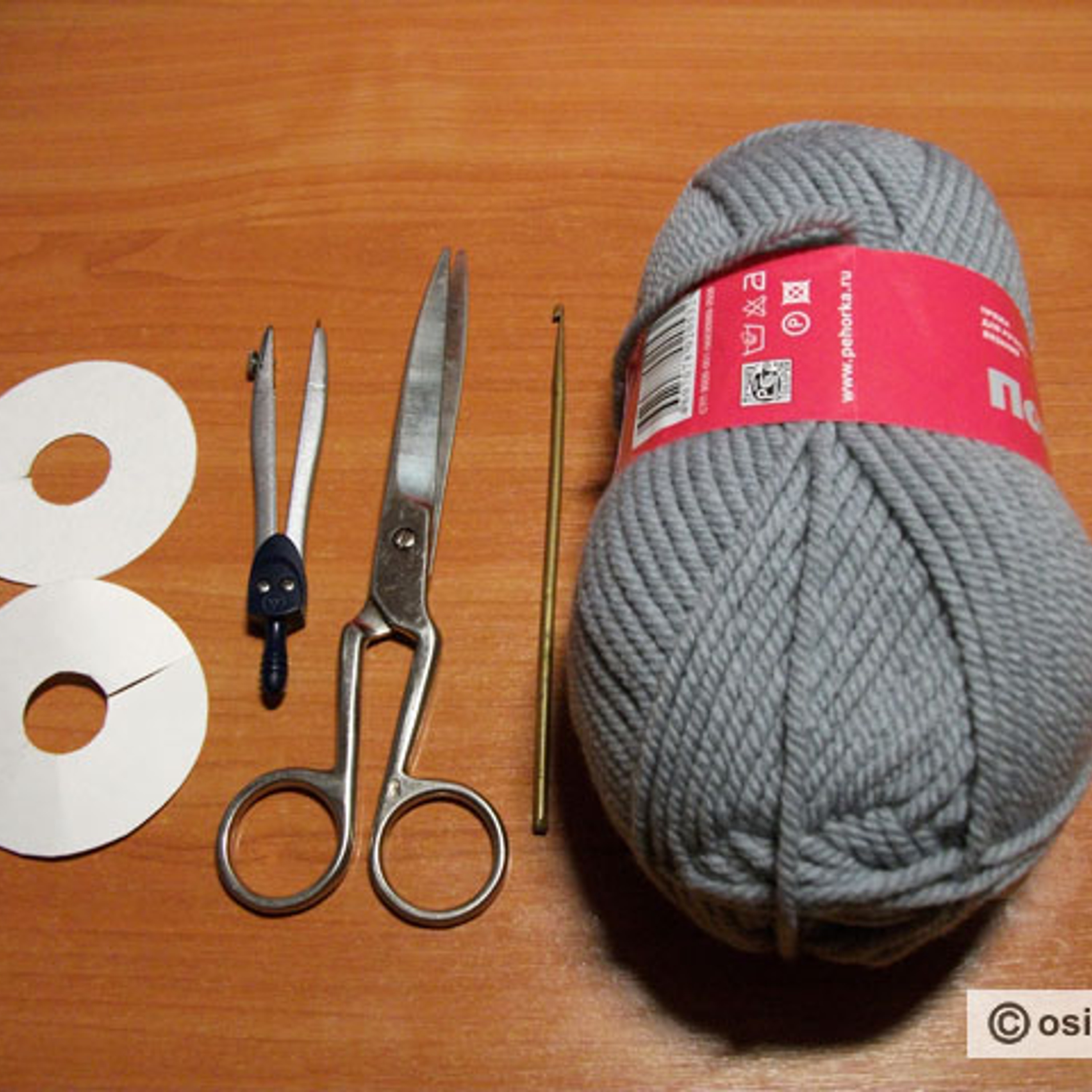 Материал: крючок № 3, 2 шаблона, нитки для вязания 500 гр., циркуль, ножницы.