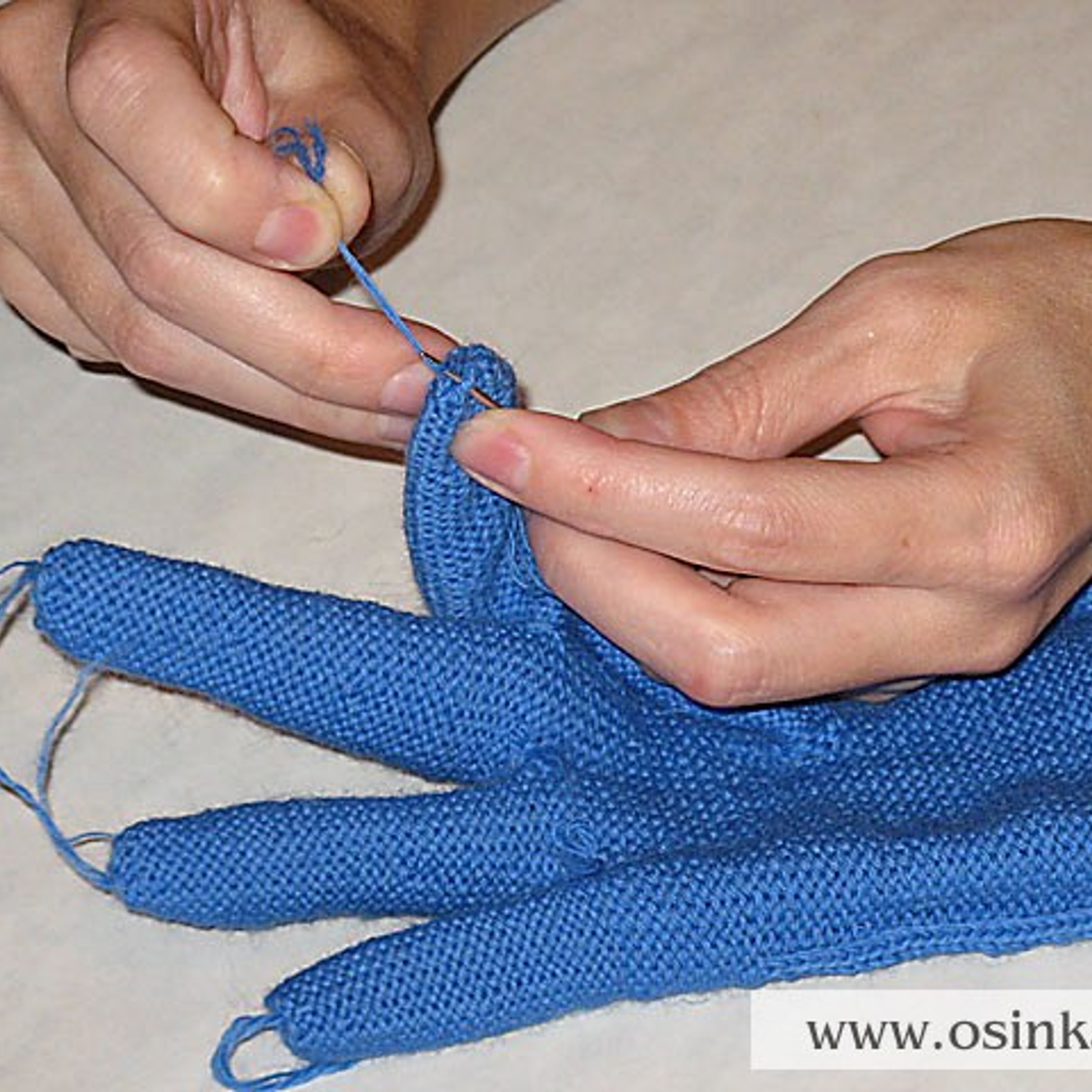 После окончания вязания, вывести все оборванные нити на изнаночную сторону перчатки и аккуратно закрепить крючком.