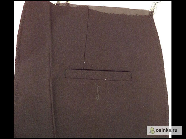 39. А тепер увага Exclamation , головний косяк у всьому кишені, що кидається в очі – це ґудзик, яка зміщена щодо виточки. Набагато краще, красивіше, та і правильніше, якщо гудзик і петельку розташувати прямо під виточкою. Тобто я трохи правіше повинна була зробити сам кишеню, треба внести корективи в викрійку.