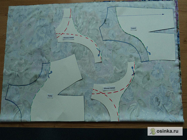 07. ...затем обтачки размещаем обтачки (в соответствии с направлением долевой нити) и тоже обводим по контуру (обводим тонкой меловой линией! - я обвела толстой цветной линией только для наглядности!). Далее выкраиваем с припусками: на соединительные швы (плечевые и боковые швы) - по 1,0-1,5 см. Внимание!!! По горловине и проймам спинки и переда - по 0,7 см, а по горловине и проймам обтачек - по 0,5 см. По нижнему срезу обтачек в изделиях без подкладки припуск не дают - это будет отлетной край, его мы впоследствии обметаем. В изделиях с подкладкой по этому срезу даём припуск 1,0 - 1,5 см для соединения подкладки.