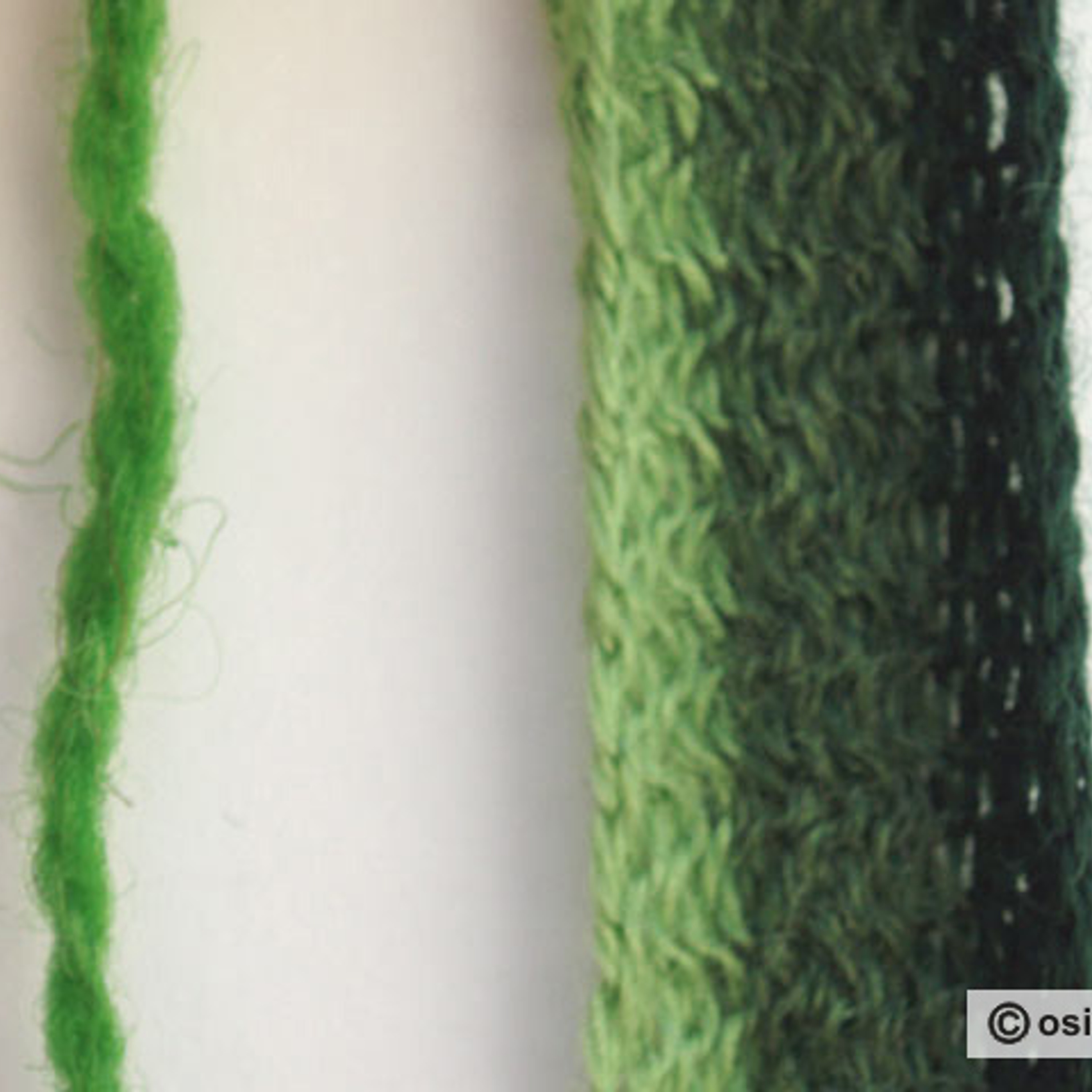 Хорошо скрученная жесткая "деревенская" шерстяная пряжа зеленого цвета. Используется для основы, может быть коричневой или серой.