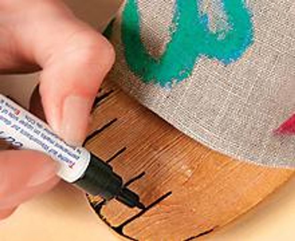 3. Прибейте тканевые заготовки к подошве, используя маленькие декоративные гвоздики. Сделайте декоративную прорисовку "пальцев" несмываемым маркером.