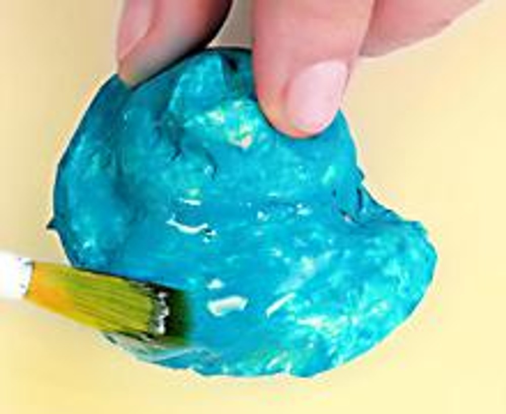 4. Покрасьте бумажную заготовку бирюзовой краской. Нанесите сверху слой лака для кракле и просушите
