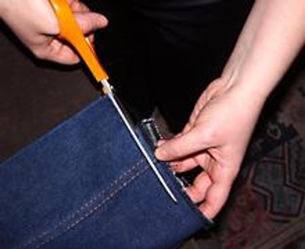 1. Обрежьте нижний край джинсов и размахрите срез. Получить "махрушки" можно различными ручные и машинными способами.