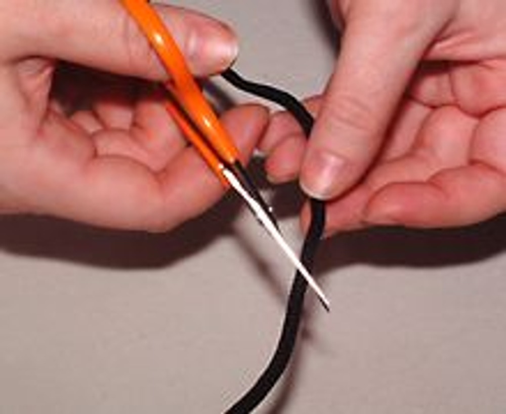 7. Отрезать кусочки шнура для завязок.