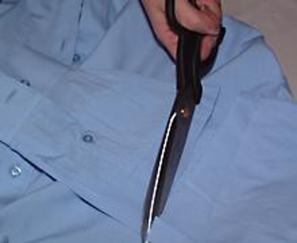 2. Перво-наперво, отрезаем нижнюю часть рукавов, включая обтачку разреза. Потом отпарываем карманы и отлетный воротник.