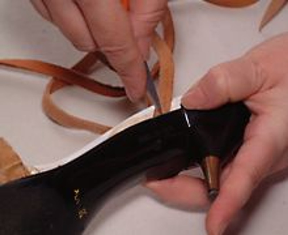 6. Тонкие ножницы помогут аккуратно подсунуть новые завязки. Кстати, если вы не надеетесь на свой клей, обратитесь в обувную мастерскую.