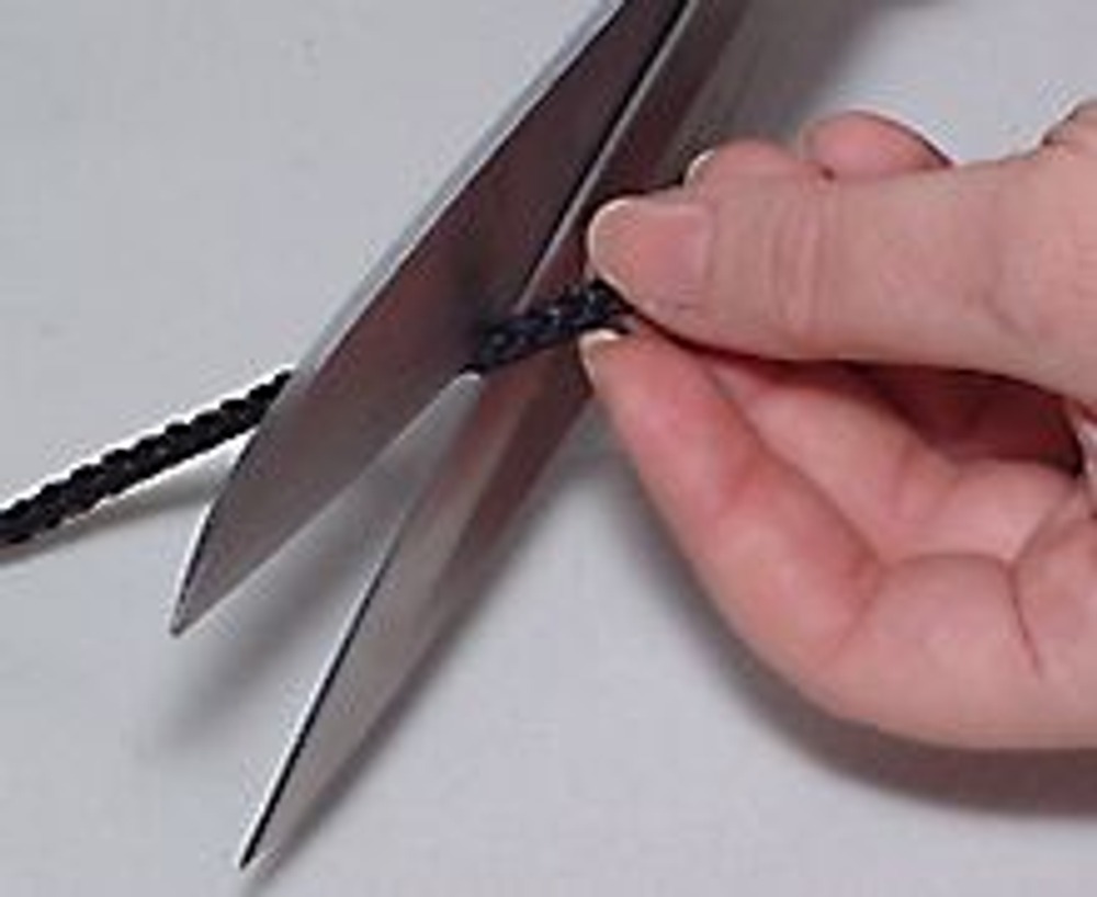 3. Отрежьте небольшой отрезок шнура для изготовления петель-кисточек.