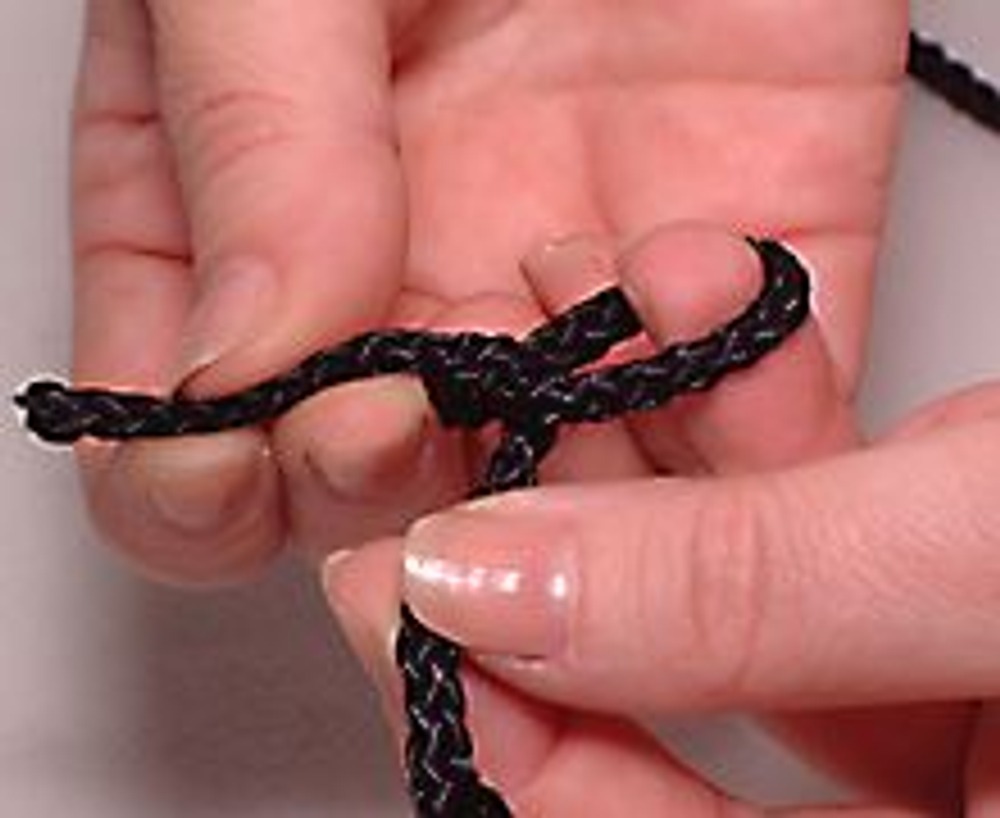 4. Завяжите отрезанный кусочек шнура в виде петли с длинными концами.