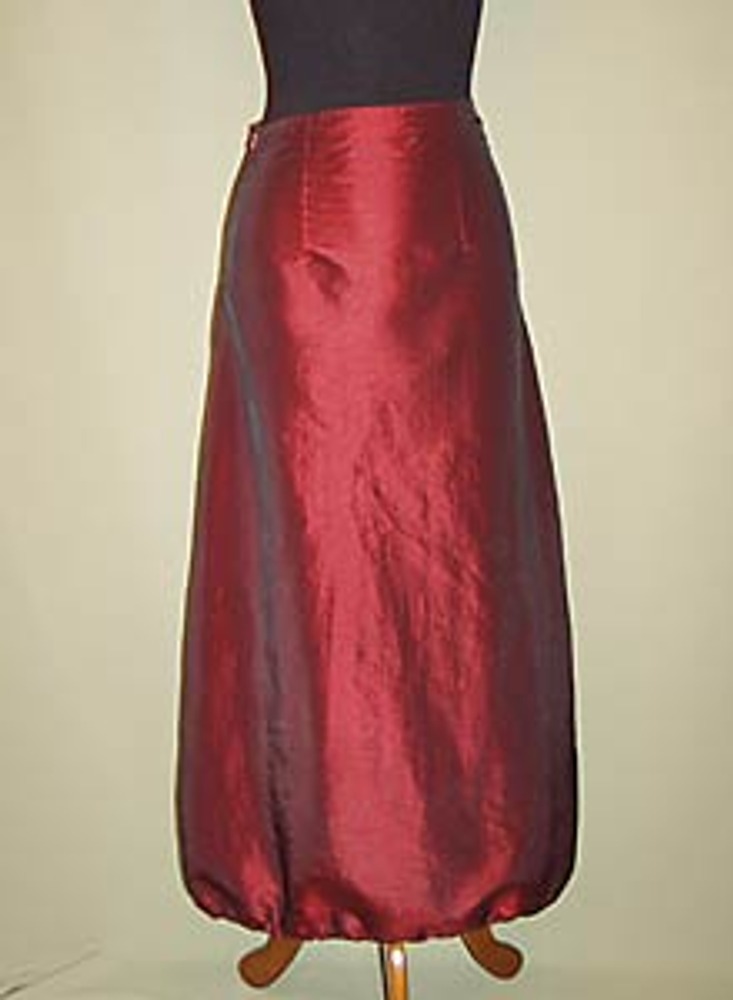 1. Для творческих экспериментов с вечерним декором нам потребуется готовая юбка-колокол и 10 метров атласной ленты шириной ок. 2,5 см в цвет юбки.