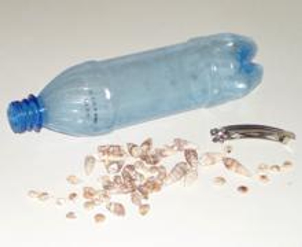 1. Для этого вам понадобится пластиковая бутылка, стразы и клей "Момент кристалл" или любой прочный быстро сохнуший клей.