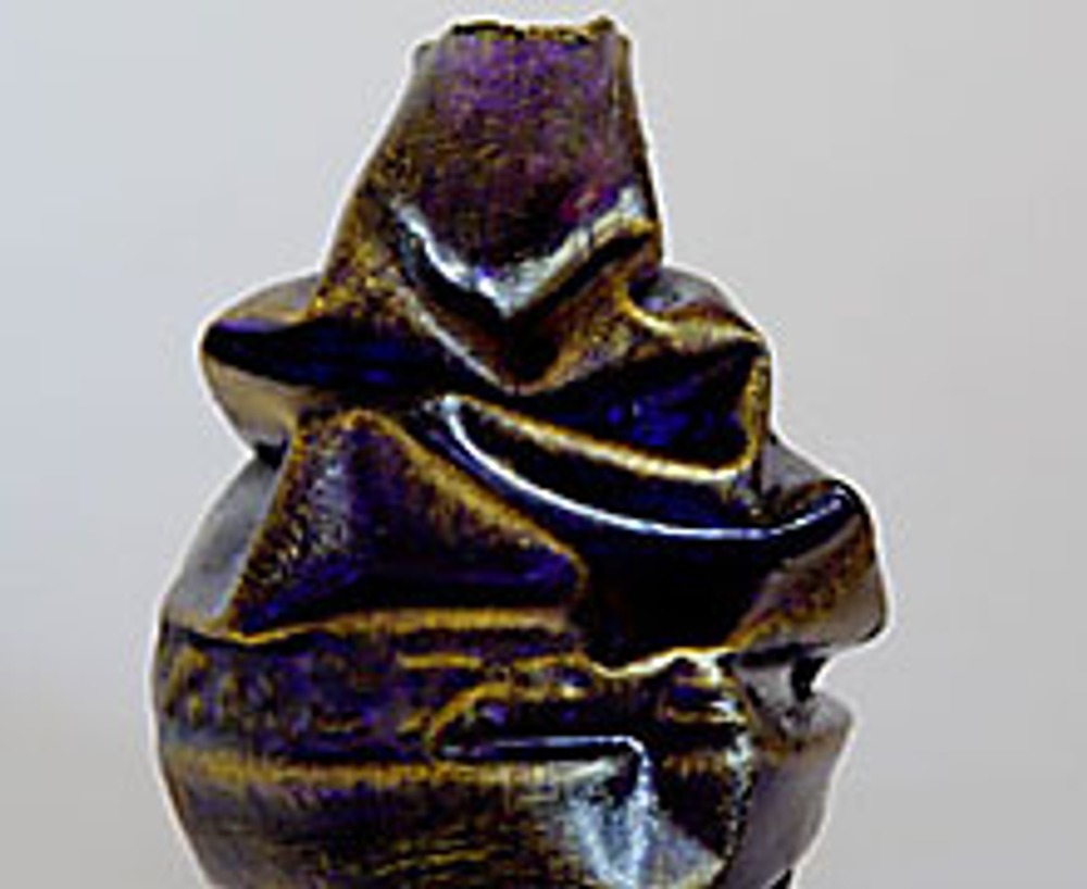 7. Золото на складках придаст объем, и никто не догадается, что ваза изначально сделана из пластика.