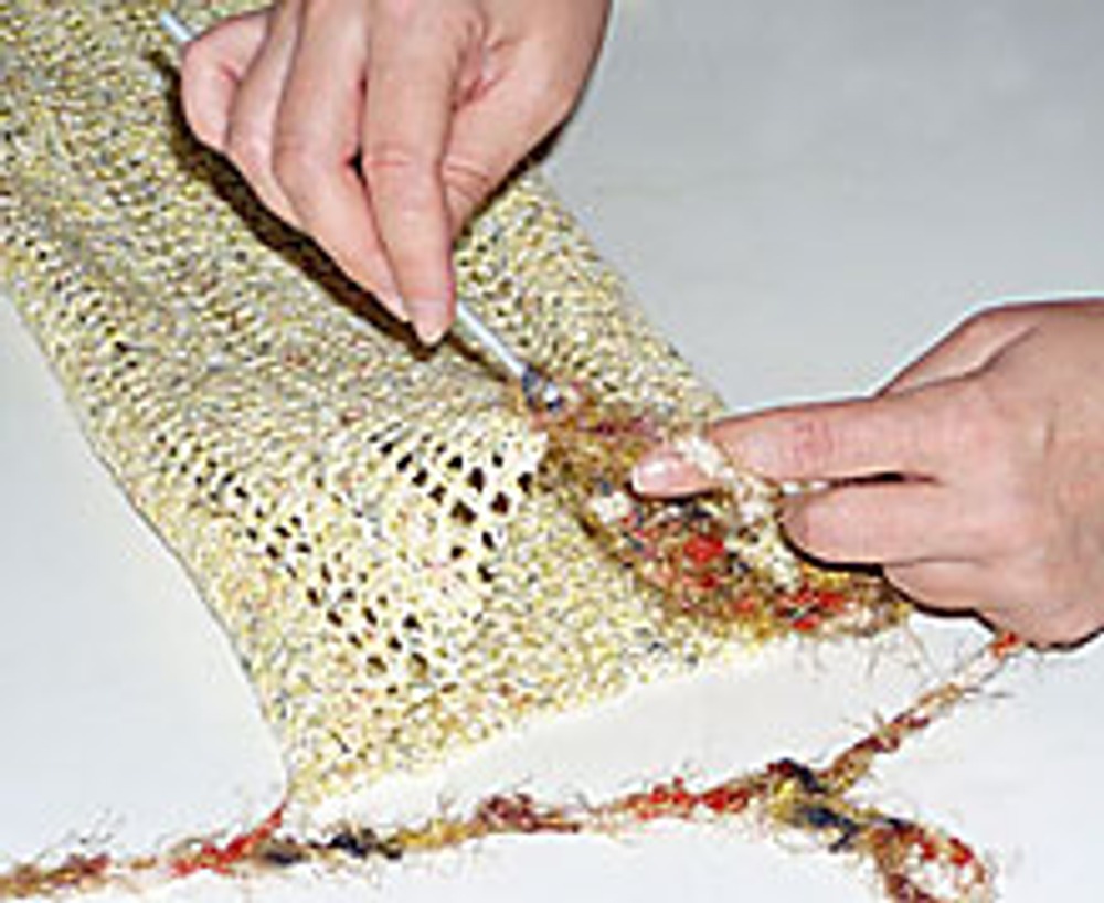 5. Обвяжите все срезы свитера крючком, столбиками с накидом. Причем петли старайтесь вытягивать достаточно длинные, чтобы не затянуть изделие.