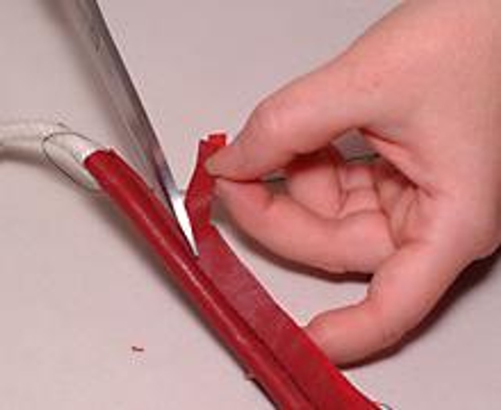 11. Прострочить ручки односторонней лапкой близко к шнуру и срезать излишки ножницами близко к строчке. Готовые ручки пришить к сумке.