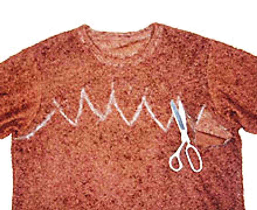 1. Свитер лучше взять фактурный из мохера «травки» или букле. Отрежьте полочку свитера, на уровне груди, зигзагообразно.