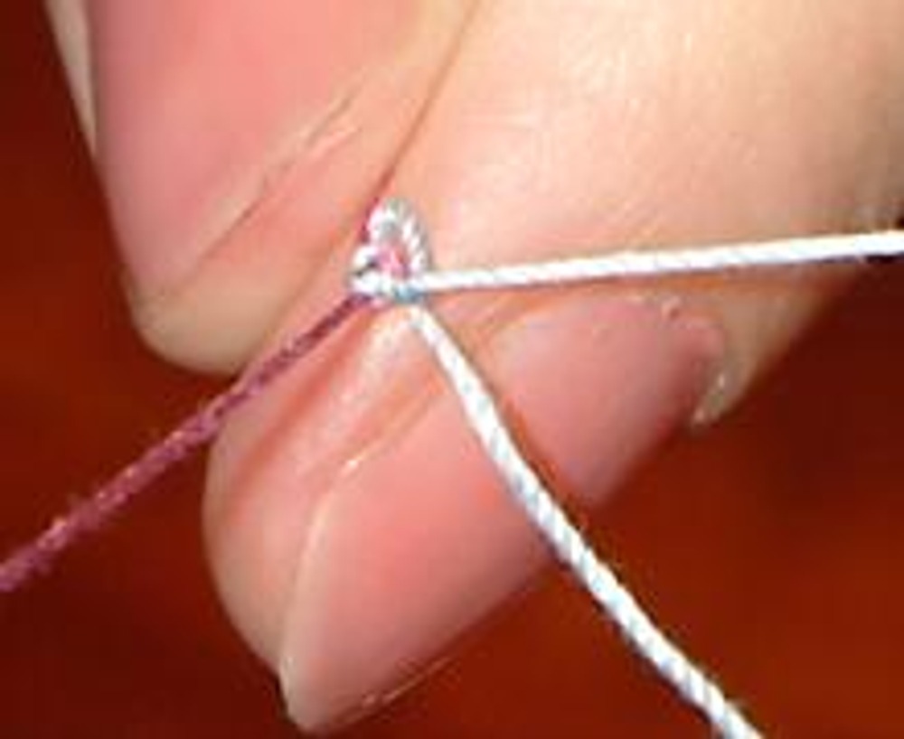 7. Максимально натянув ведущую нить, движением среднего пальца левой руки формируем узелок.