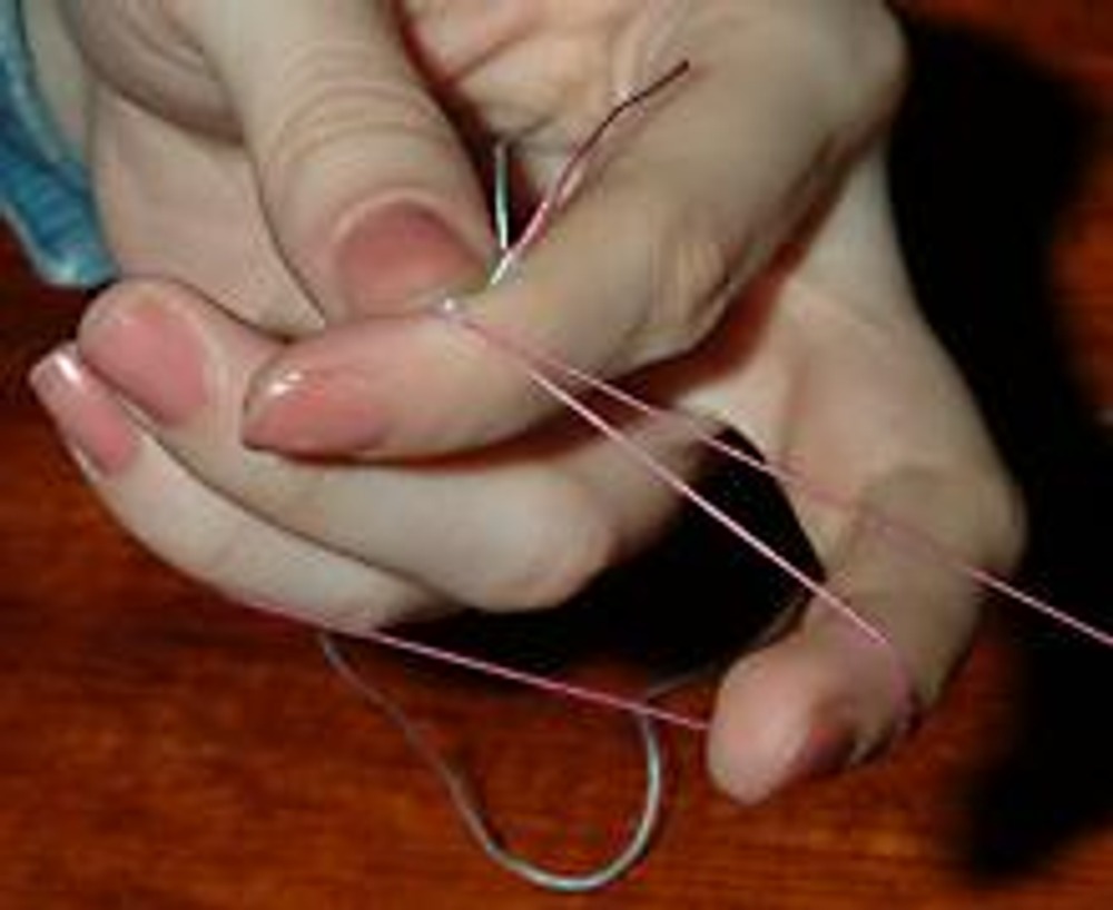 15. Плетение кольца. Поворачиваем работу дугой вниз, розовой нитью делаем петлю на левой руке вплотную к последнему узлу дуги.