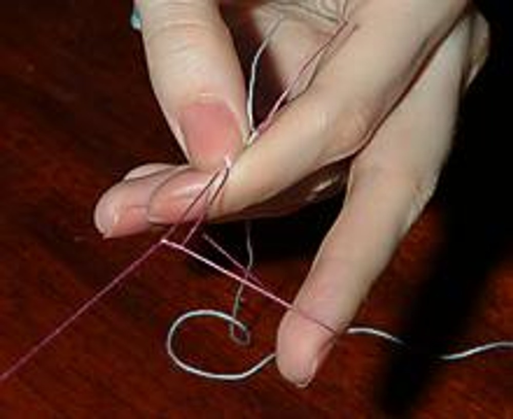 17. Плетем аналогично дуге. Здесь розовая нить является одновременно рабочей (петля на левой руке) и ведущей (челнок).