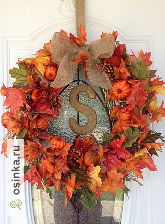 Фото. Осенний венок от Rish : из гирлянд с листьями, пластиковых тыковок и ягод, и мешковины. буква - из картона, обмотана шпагатом.
