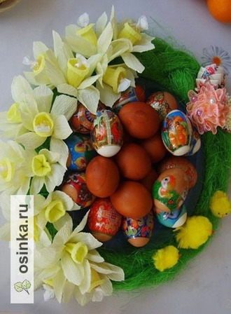Фото. Цветы, пасхальные яйца и цыплятки - настоящий пасхальный венок. Автор  - Zemaniya .