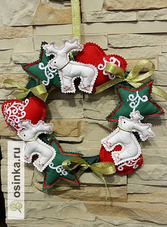 Фото. Швейный рождественский венок из фетра и бязи, отделанный кружевом, выполнен в традиционных цветах - белом, красном и зеленом. Автор - cvetok1977 .
